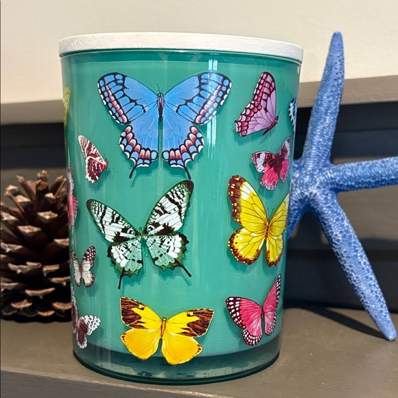 Martha Stewart Meadow of Butterflies Soy Blend Candle 16 ounces 2 wick NWOT - Picture 3 of 8